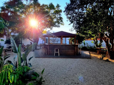 Bar.JPG (147.88 KiB) 2463 mal betrachtet Und das ist sie: Die Bar im Zentrum des Gartens