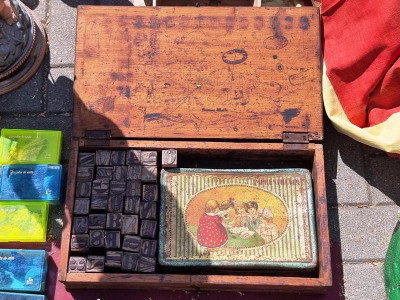 K800_Kinder-Setzkasten.JPG (117 KiB) 4755 mal betrachtet und wo wir schon beim Spielzeug sind:<br />Dies ist ein alter Setzkasten zum Drucken