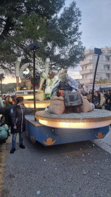 Cabalgata 2025-2.JPG (134.89 KiB) 19044 mal betrachtet Cabalgata de los Reyes Moraira 2025<br />Gestern Abend hatten die Kinder an der Costa <br />Blanca noch Glück, als sie ihre Geschenke zum <br />Dreikönigstag erhielten. Beim heutigen<br />Regenwetter wäre der Spaß deutlich geringer gewesen.
