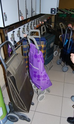 Selbst in den Supermärkten gibt gesonderte "Parkplätze" im Kassenbereich