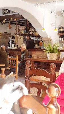 Patrón im Hintergrund.jpeg (190.82 KiB) 453 mal betrachtet Meistens mittendrin: el Patrón, der sich heute <br />nur noch selten zum Vergnügen seiner Gäste <br />den Rotwein über die Stirn laufen lässt....