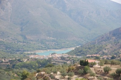 Der Stausee von Guadalest nach dem heißen Sommer am 13.09.2009, im Vordergrund der Ort Berniadà,