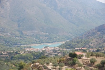 Beniarda 13.9..JPG (113.29 KiB) 7505 mal betrachtet Der Stausee von Guadalest nach dem heißen Sommer am 13.09.2009, im Vordergrund der Ort Berniadà,