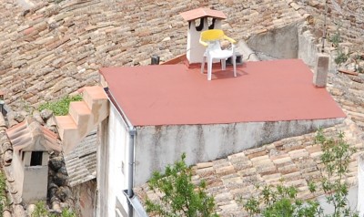 Nah.JPG (267.9 KiB) 1192 mal betrachtet Nahaufnahme: Was wohl die deutschen Sicherheitsbehörden (BGs) dazu sagen würden? In dem Haus scheint auf jeden Fall kein altes Mütterchen zu wohnen, das sich seine alten Knochen in der Sonne wärmen möchte ....