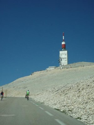 Mont Ventoux, 1909m hoch, kein Schnee sondern Kalkstein<br />ein Eldorado für Radfahrer
