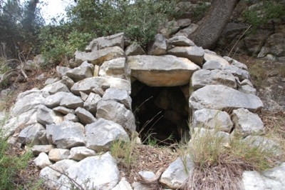 Höhle, gerade groß genug zur Vorratshaltung.