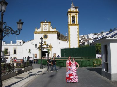 Ein paar bekannte Gitanas auf der Plaza de la Constitución in Prado del Rey