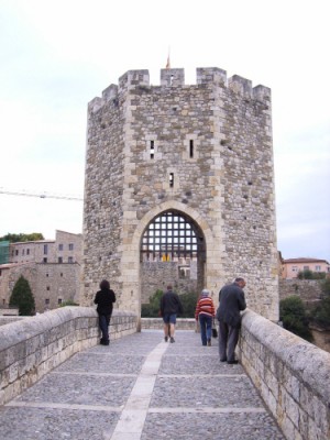 Besalú - Tor - Sisse.JPG