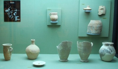 Zusammengeklebte antike Scherben aus der Region im Archäologischen Museum der Stadt.
