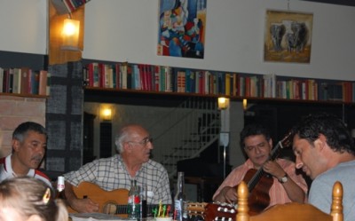 Vier der fünf Musiker, der 2. von rechts ist Kolumbianer, ebenfalls ein Profi.