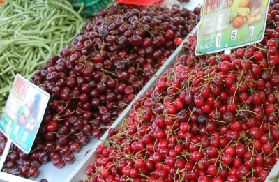 Kirschen 1,50 - 4,00.JPG (229.36 KiB) 6145 mal betrachtet 4,00 €/kg links, 1,50 €/kg rechts