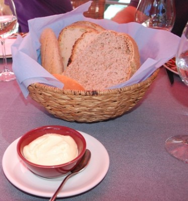 6 Pan y Alioli.JPG (126.27 KiB) 4073 mal betrachtet verschiedene selbstgebackene Brotsorten mit Alioli