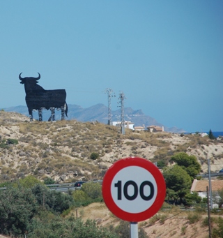 Sprayer haben dem Stier zwischen auf der Straße zwischen Campello und La Vila die Beine &quot;verziert&quot;.