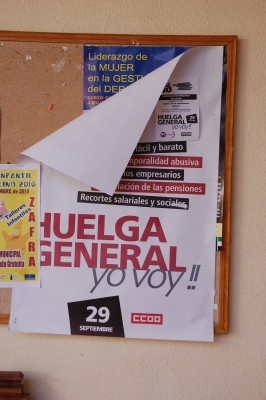 Huelga.JPG (2.34 MiB) 2299 mal betrachtet Gesehen in einem Rathaus. Offenbar hatte niemand Interesse daran, die runterhängende Ecke wieder anzuheften.