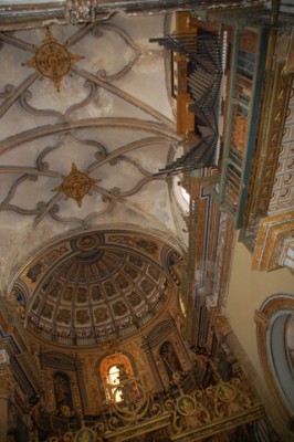 Blick in die Kuppel und auf die Orgel (rechts) der Iglesia de Salvador