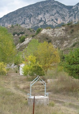 Brunnen.JPG (103.1 KiB) 5718 mal betrachtet Meistens sieht man einen rundgemauerten Ring, der mit einem Eisendeckel verschlossen ist.