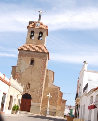 Storchennest neben Jesusfigur in Solana de los Barros.