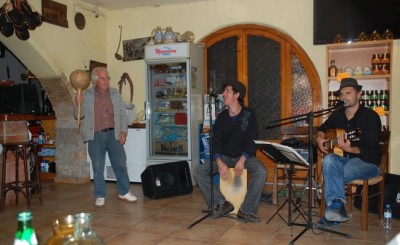 2-zwischen Honig und Kühlschrank spanische Lifemusik.JPG (190.74 KiB) 11638 mal betrachtet Spanische Musiker zwischen Honiggläsern und Kühlschrank