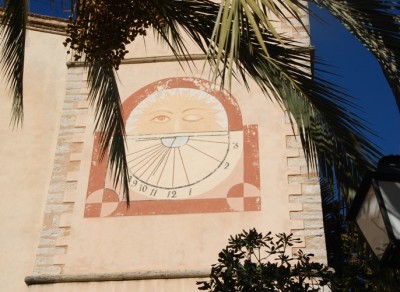Sonnenuhr an der Kirche von Benillup (El Comtat)