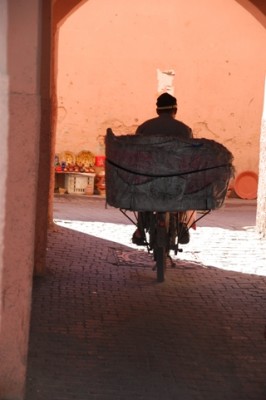 Auch Mopeds werden als Transportfahrzeug genutzt.