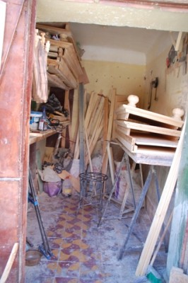 8Tischler.JPG (158.16 KiB) 3196 mal betrachtet Tischler und Gerber arbeiten in beengten Werkstätten.