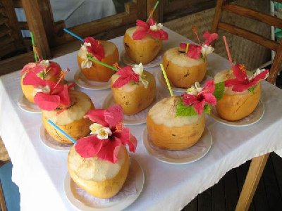 Liebevoll dekorierte Erfrischungsdrinks (Kokosmilch)