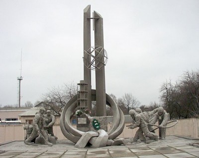 Tchernobyl.jpg (49.84 KiB) 2451 mal betrachtet Denkmal vor dem Feuerwehrposten in Tschernobyl<br />Quelle: www.tchernobyl.de