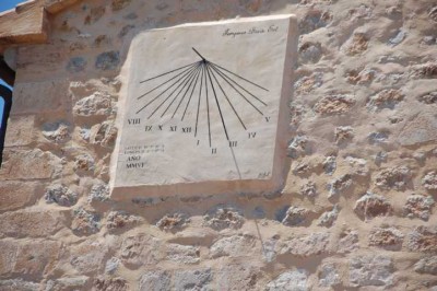 Detail an der Pfarrkirche: Sonnenuhr