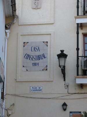 Hinweistafel am &quot;Casa Consistorial&quot;