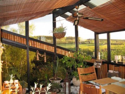 Terr2 Beschattung WG.JPG (58.05 KiB) 1850 mal betrachtet Hier im Wintergarten kann man das System besser erkennen. Die Rollos sind unter dem Glas angebracht und laufen einfach auf Draht.