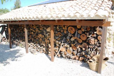 Holz.JPG (82.63 KiB) 2493 mal betrachtet Wetterfeste Überdachung mit Dachpfannen für die Holzablage