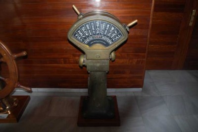 Maschinentelegraf (Ausstellungsstück im Club Nautico, Villajoyosa)
