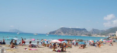 Volle Strände an Spaniens Küsten - wie hier in Calp(e)