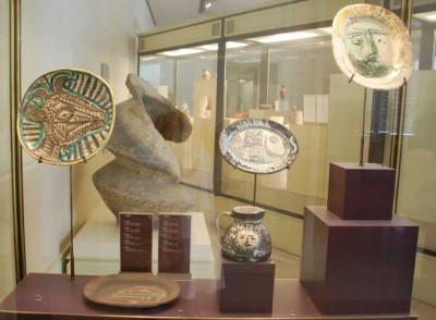 K-Ausstellungsvitrine 20. Jahrh..JPG (58.27 KiB) 5532 mal betrachtet Vitrine mit Exponaten aus dem 20. Jahrhundert