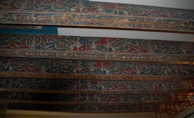 K-bemalte Träger.JPG (71.07 KiB) 5055 mal betrachtet Bemalte Deckenbalken - Im Königreich Valencia erreichte die Herstellung von Fliesen und der sogenannten “Socarrats“ (künstlerisch gestaltete Kachelbilder) oder dekorativer Deckenplatten ein beachtliches Qualitäts- und Produktionsniveau in Paterna, Manises, Quart und Mislata.