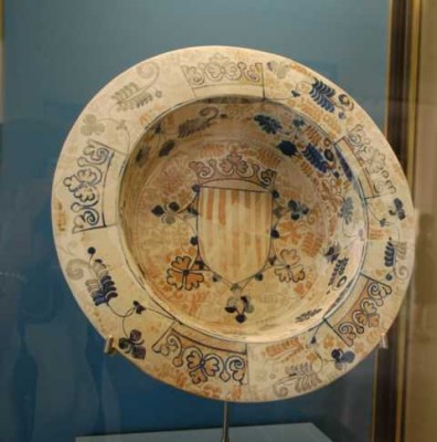 K-Heraldica.JPG (52.12 KiB) 6493 mal betrachtet Plato Brasero Manises. Loza azul y dorada. Heráldica del reino de Valencia, Siglo XV.